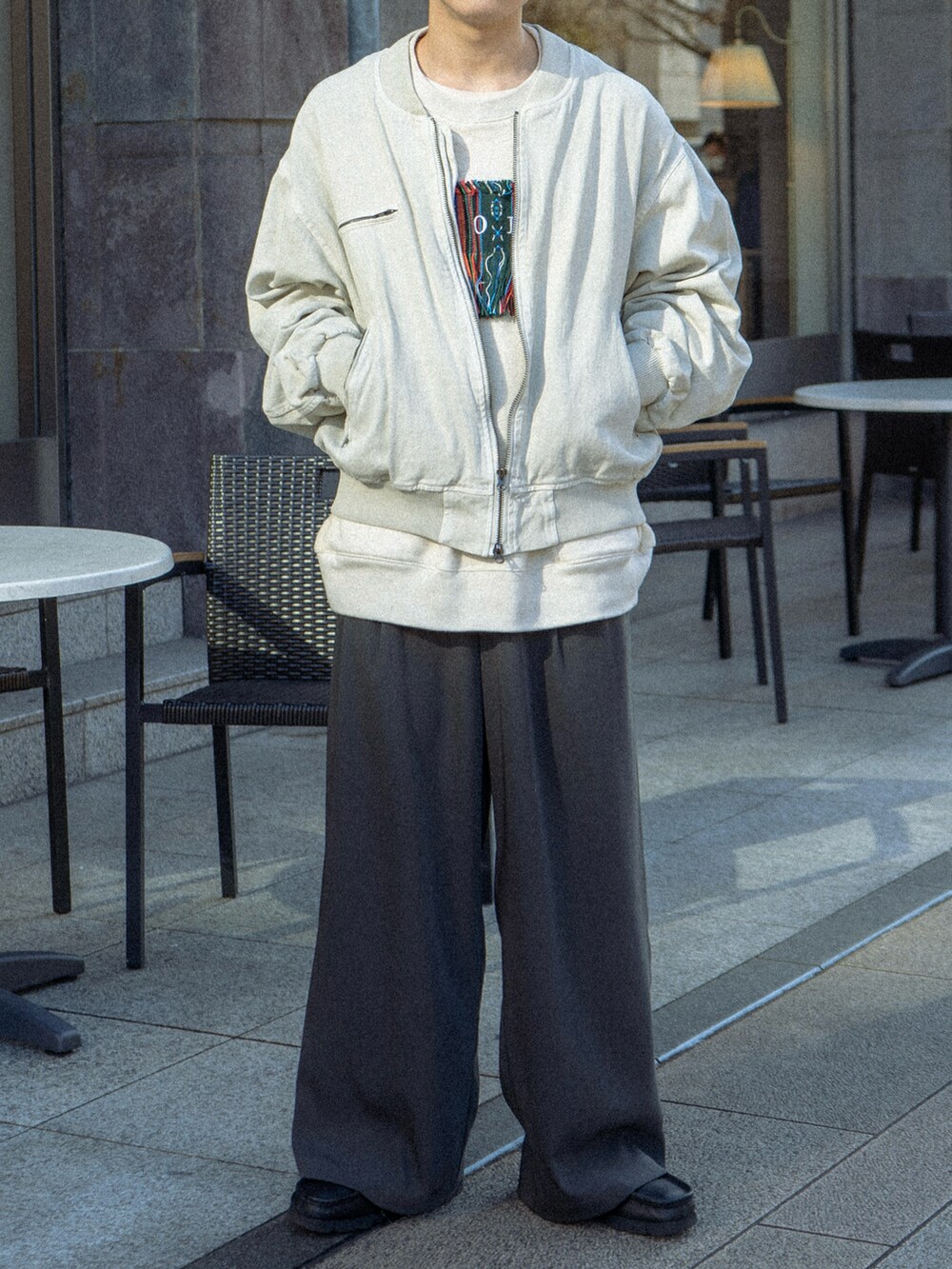 ホワイト系のブルゾン、ホワイト系のスウェット、グレー系のその他パンツを着用したメンズの冬コーディネートの5枚目の写真