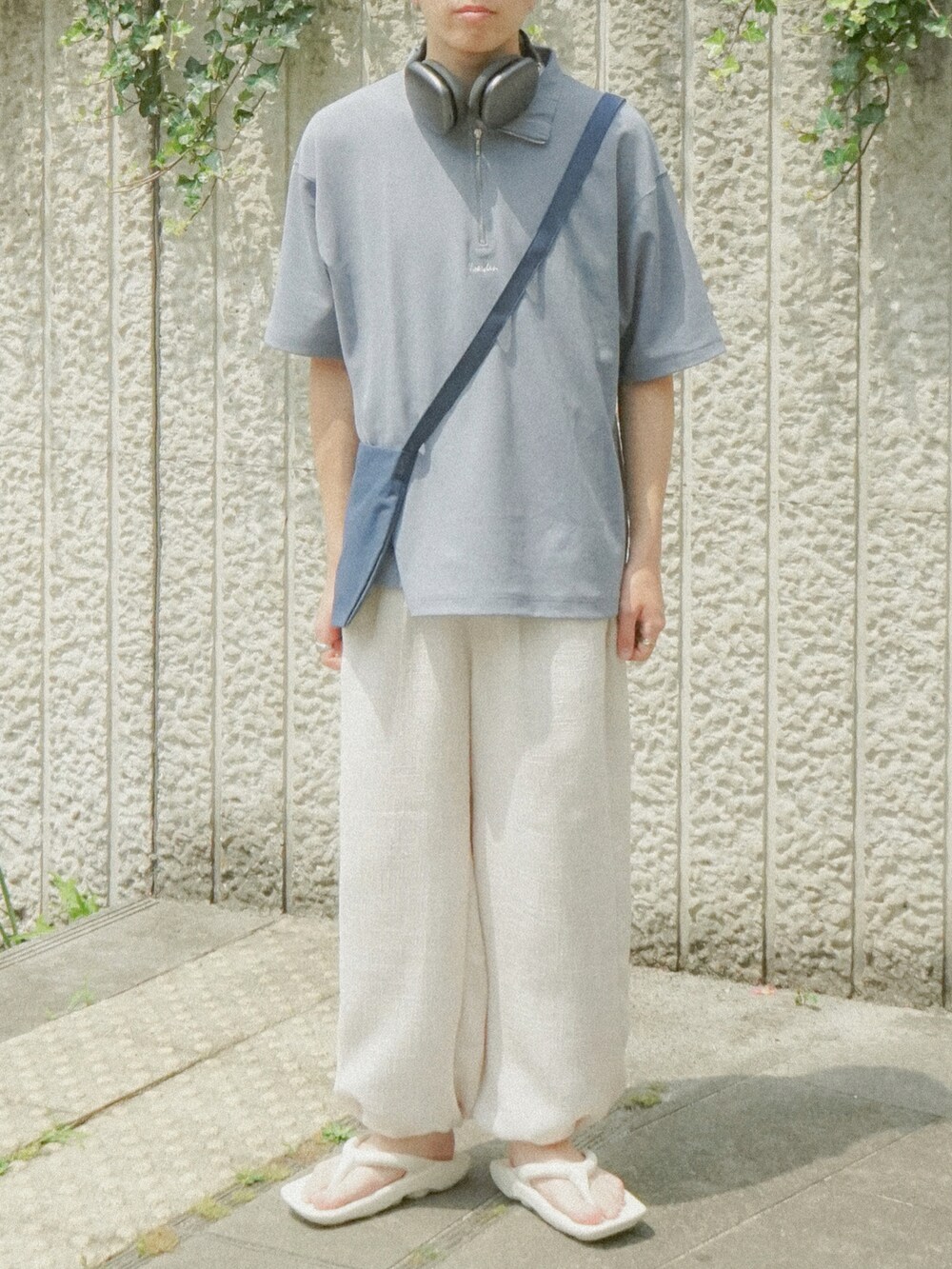 ブルー系のTシャツ/カットソー、ベージュ系のその他パンツ、オレンジ系のショルダーバッグを着用したメンズの春コーディネートの5枚目の写真