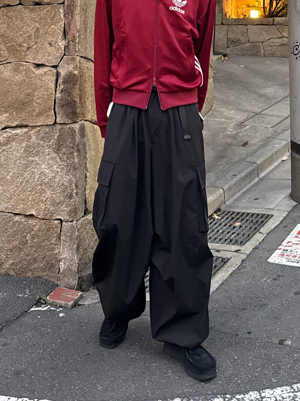 レッド系のその他トップス、ブラック系のカーゴパンツ、ブラック系のその他シューズを着用したメンズの秋コーディネートの4枚目の写真