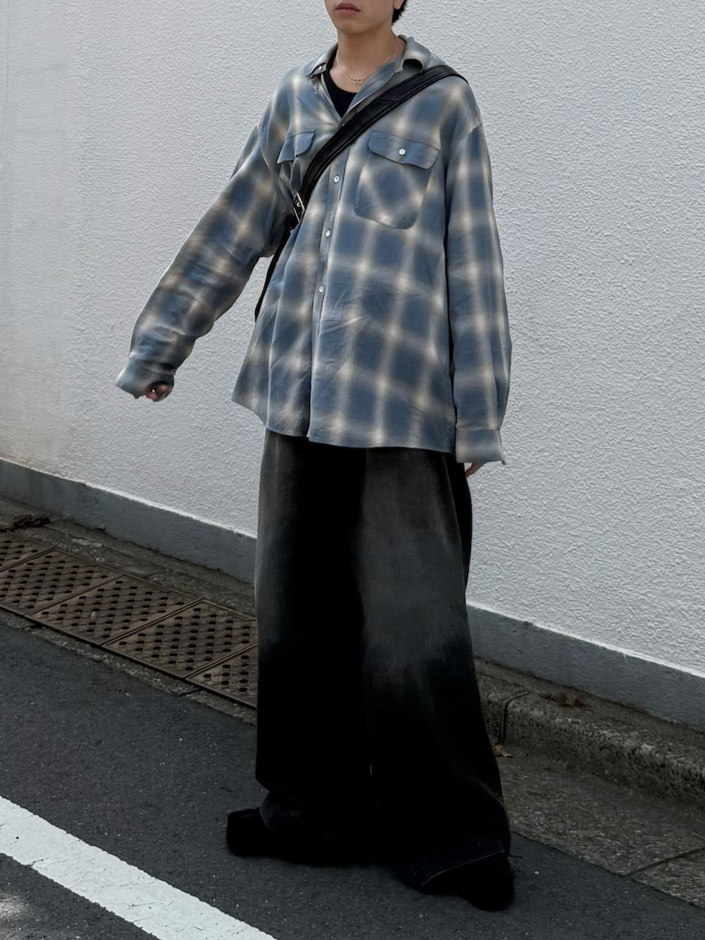 ブルー系のシャツ/ブラウス、ブルー系のタンクトップ、ブラック系のショルダーバッグを着用したメンズの秋コーディネートの4枚目の写真