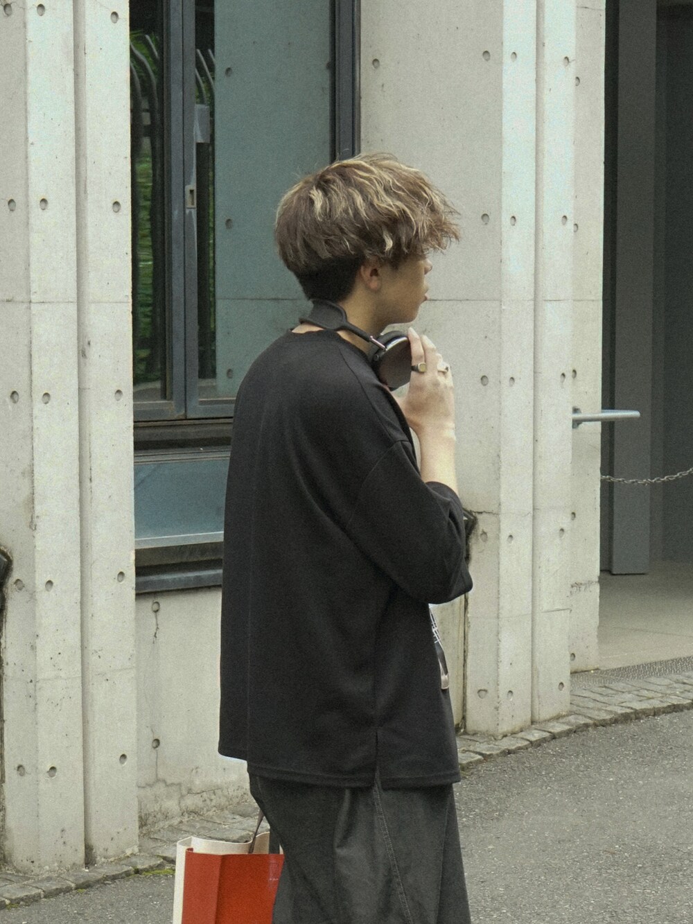 ブラック系のTシャツ/カットソー、グレー系のデニムパンツ、ホワイト系のトートバッグを着用したメンズの春コーディネートの4枚目の写真