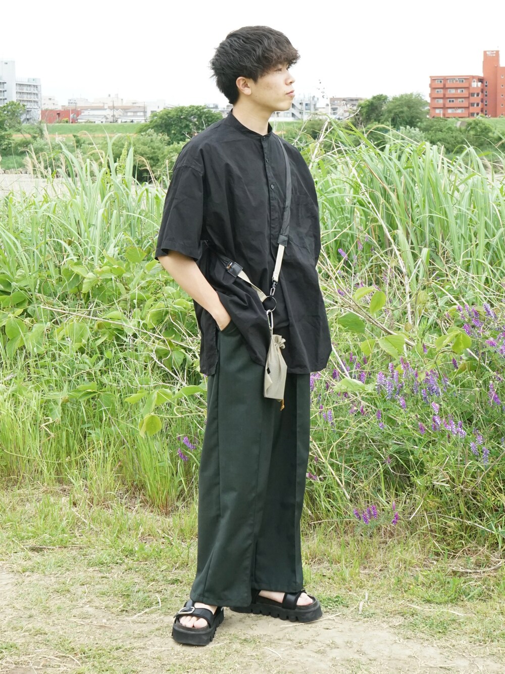 ブラック系のシャツ/ブラウス、グリーン系のその他パンツ、ベージュ系のショルダーバッグを着用したメンズの春コーディネートの2枚目の写真