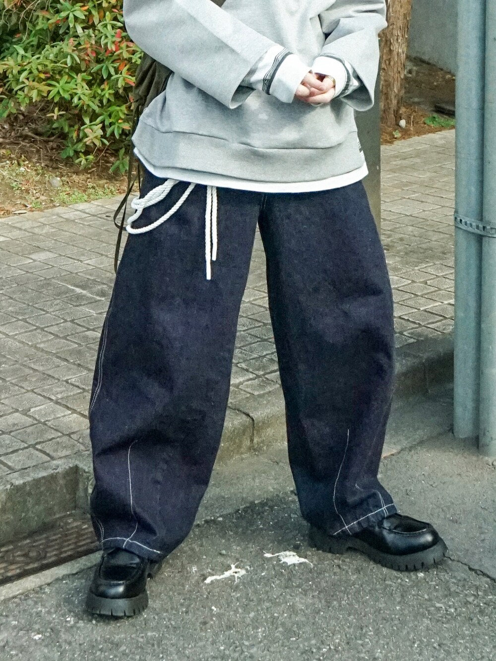 グレー系のスウェット、グレー系のTシャツ/カットソー、ブルー系のデニムパンツを着用したメンズの冬コーディネートの4枚目の写真