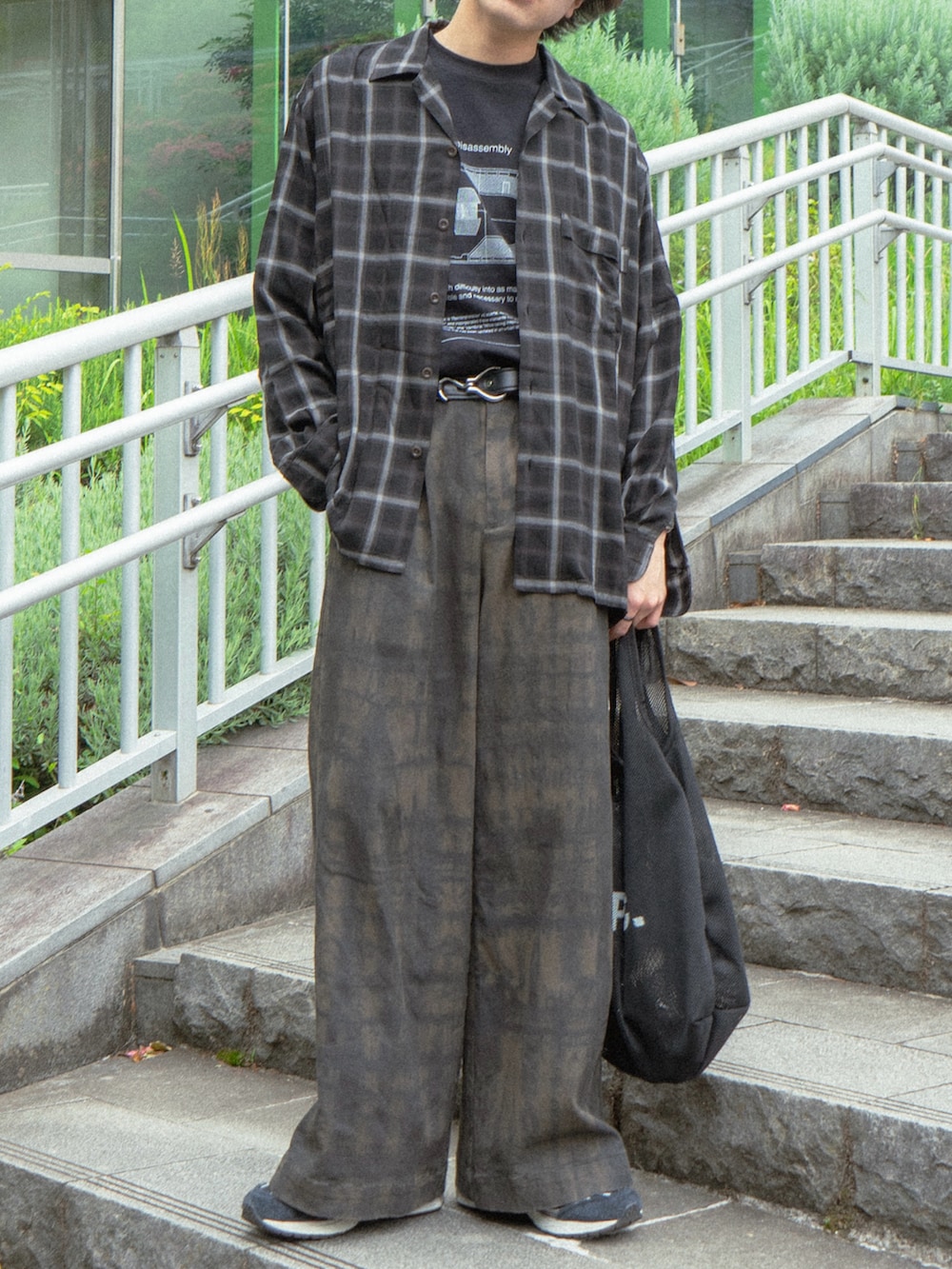 ブラック系のシャツ/ブラウス、その他のTシャツ/カットソー、グリーン系のその他パンツを着用したメンズの夏コーディネートの4枚目の写真