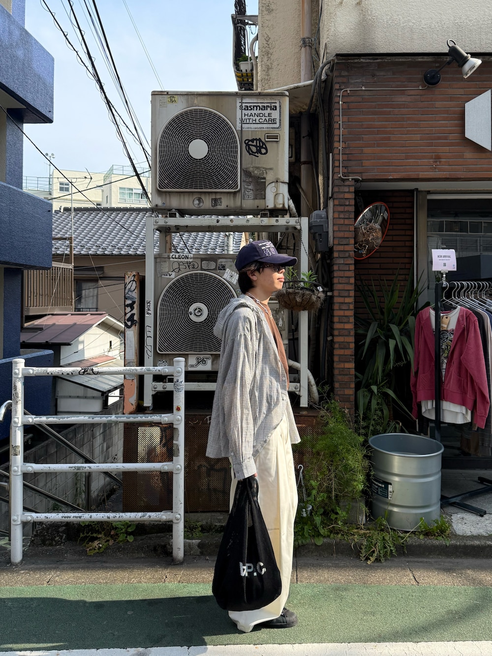 ホワイト系のシャツ/ブラウス、ブラウン系のTシャツ/カットソー、ホワイト系のその他パンツを着用したメンズの春コーディネートの3枚目の写真