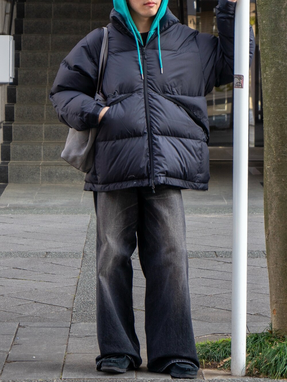 ブラック系のダウンジャケット/コート、ブルー系のパーカー、ブラック系のその他シューズを着用したメンズの冬コーディネートの5枚目の写真