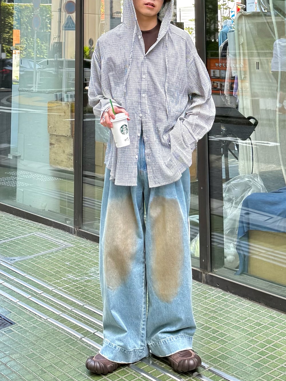 ホワイト系のシャツ/ブラウス、ブラウン系のTシャツ/カットソー、ブルー系のデニムパンツを着用したメンズの春コーディネートの4枚目の写真