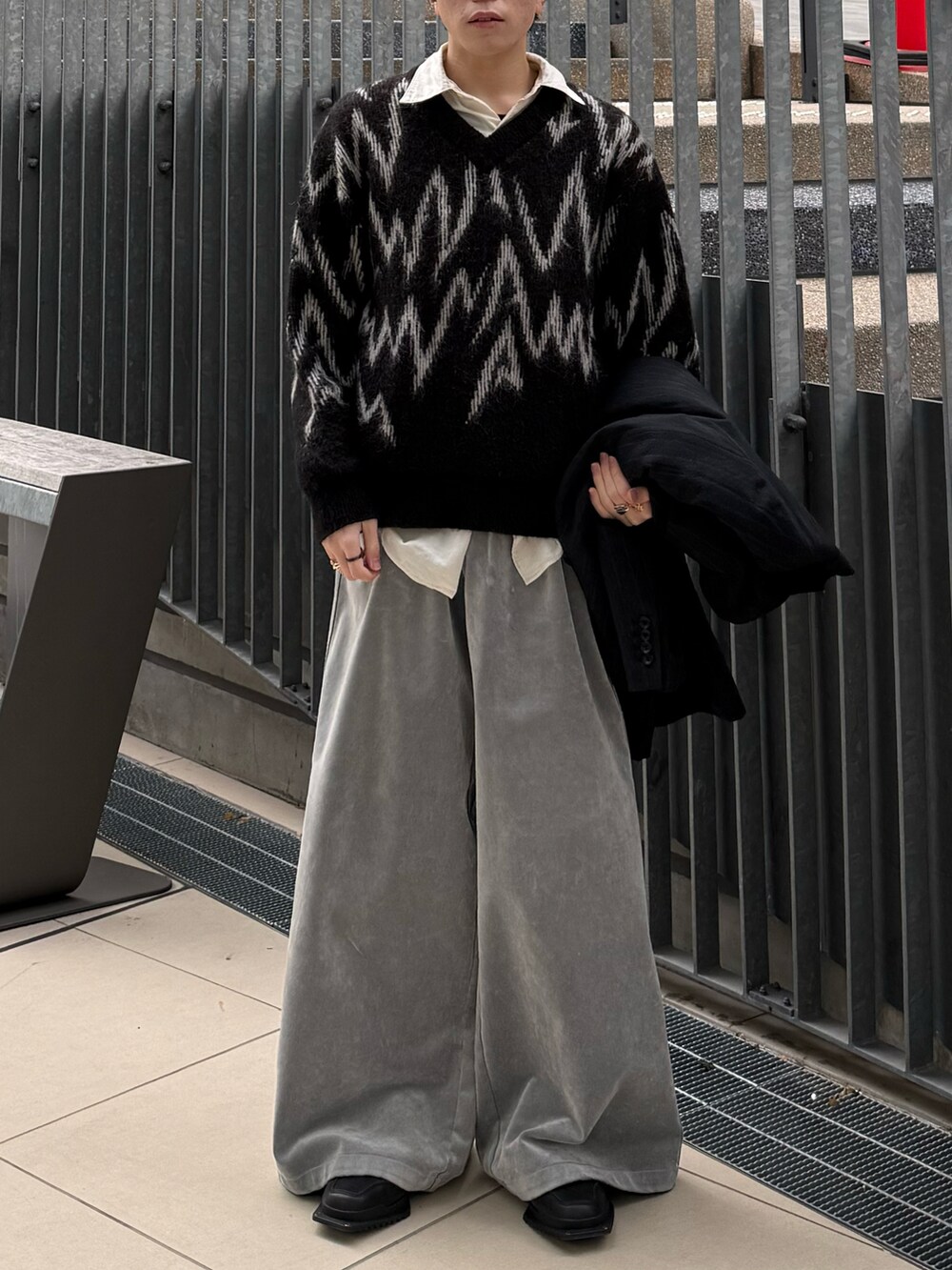グレー系のスウェットパンツ、ブラック系のスニーカー、ブラック系のジャケット/アウターを着用したメンズの冬コーディネートの4枚目の写真