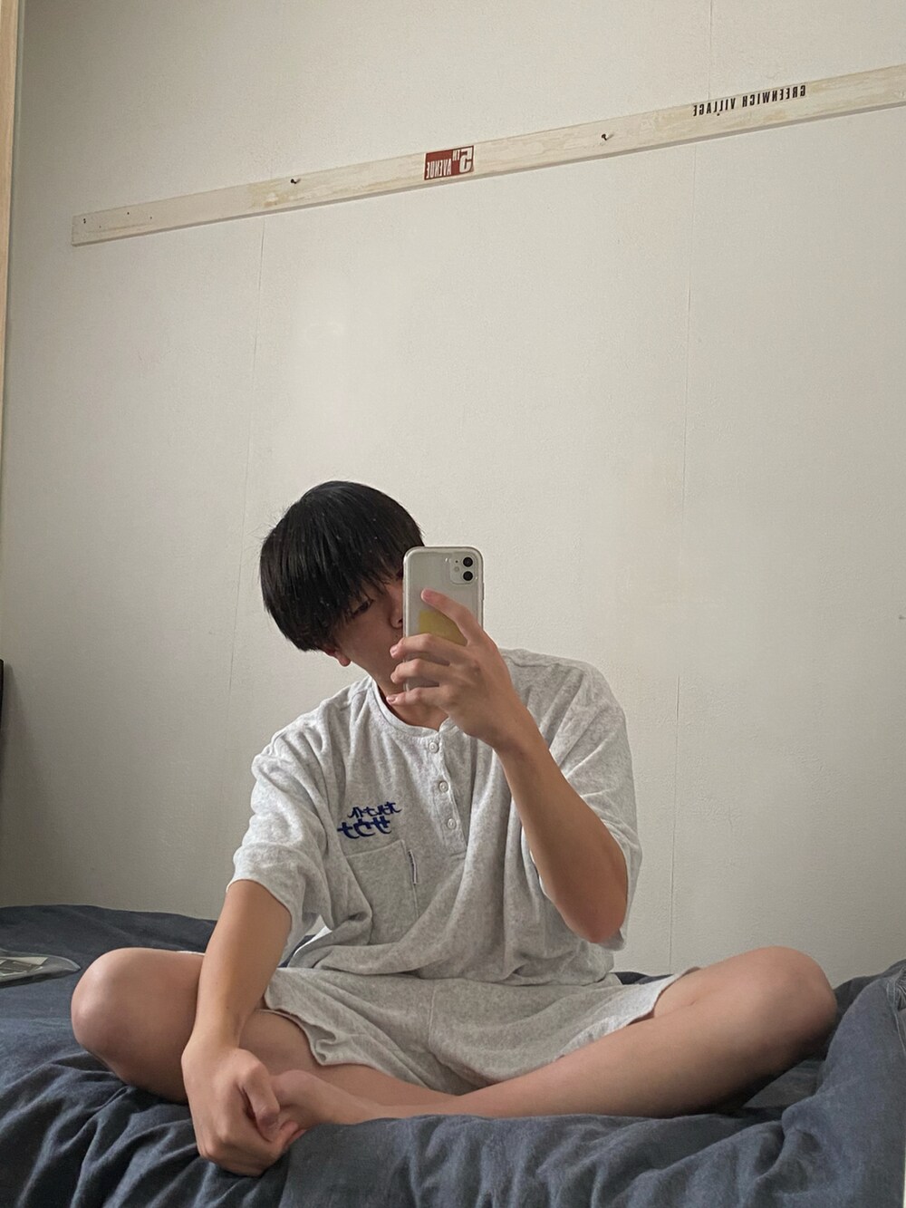 グレー系のルームウェア/パジャマ、ブルー系のその他を着用したメンズの夏コーディネートの3枚目の写真