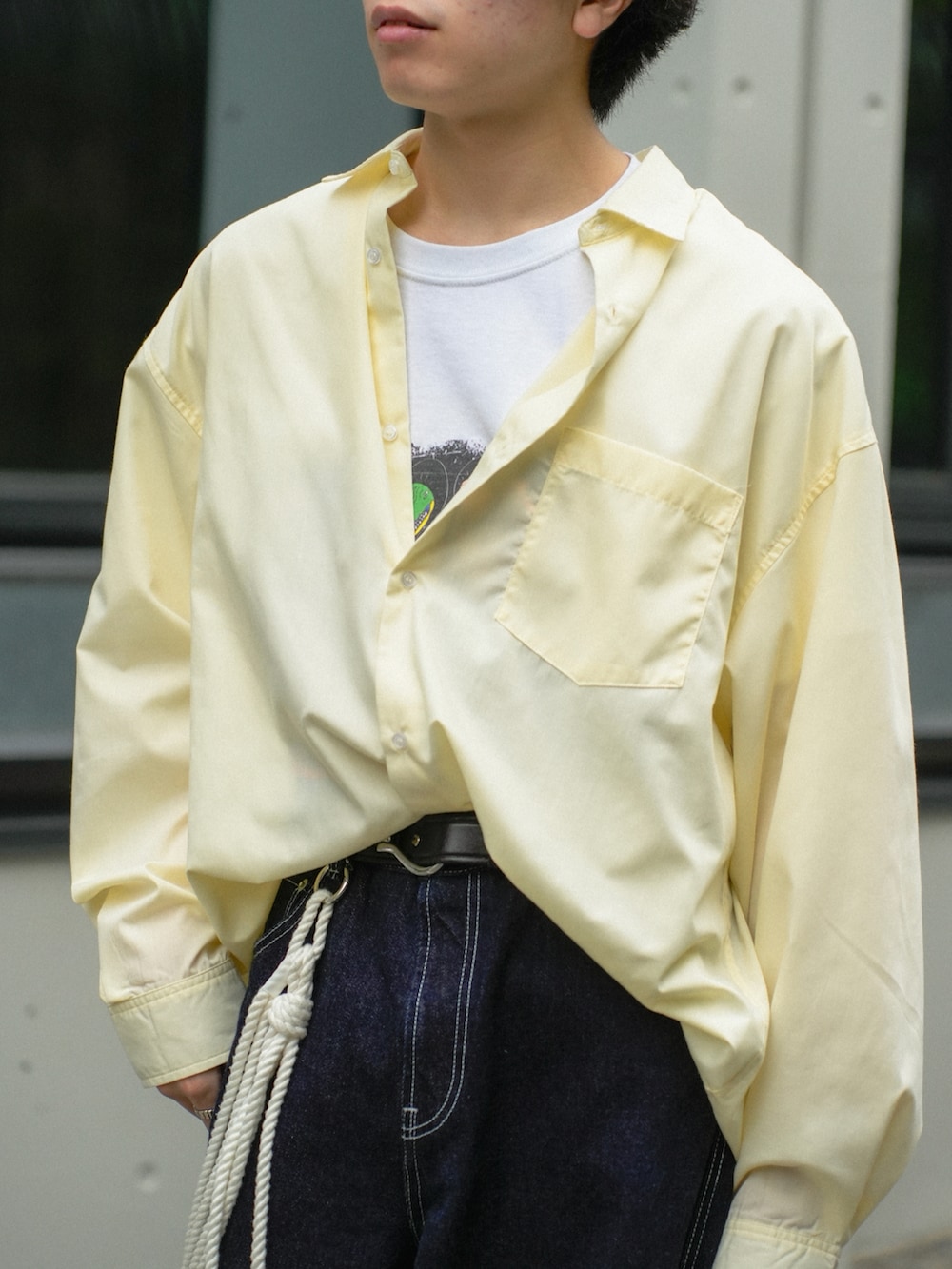 イエロー系のシャツ/ブラウス、ブルー系のデニムパンツ、ブルー系のスニーカーを着用したメンズの春コーディネートの3枚目の写真