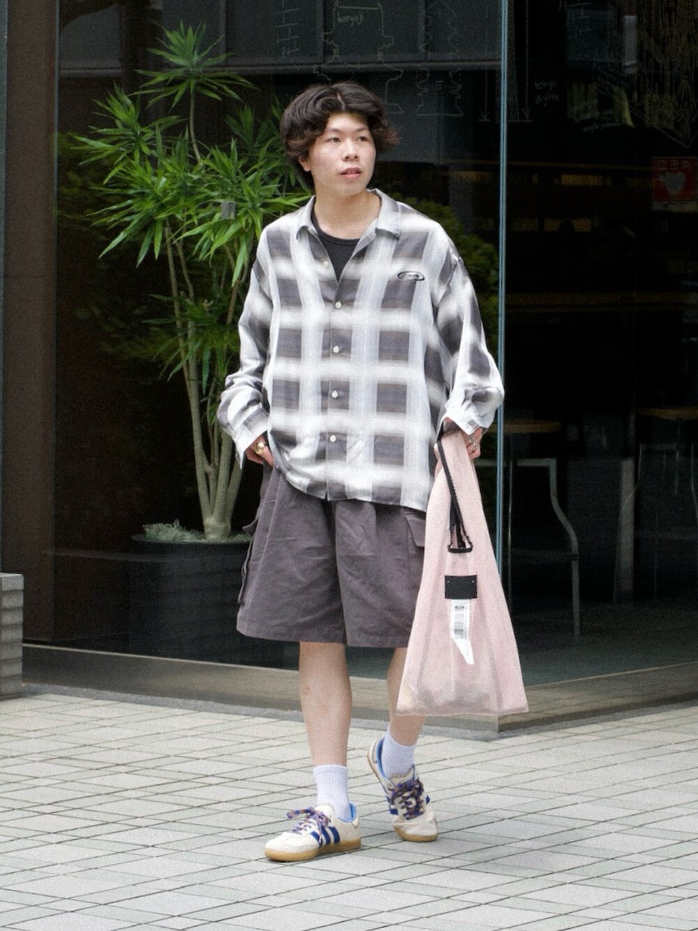 グレー系のシャツ/ブラウス、グレー系のカーゴパンツ、ピンク系のトートバッグを着用したメンズの春コーディネートの2枚目の写真