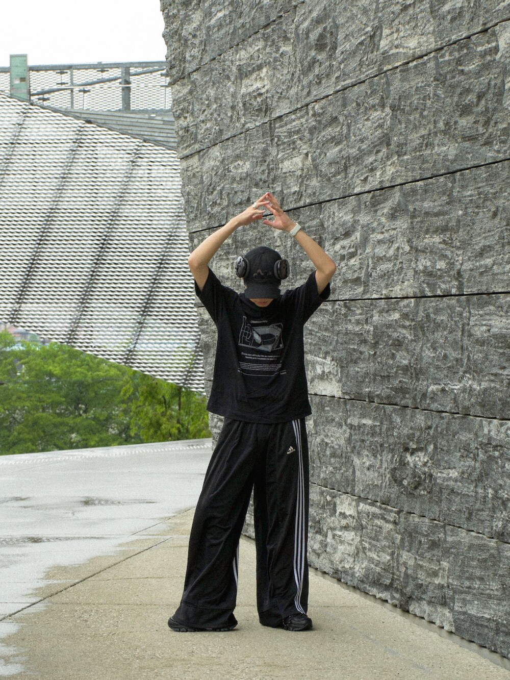 その他のTシャツ/カットソー、ブラック系のその他パンツ、ブラック系のスニーカーを着用したメンズの夏コーディネートの3枚目の写真