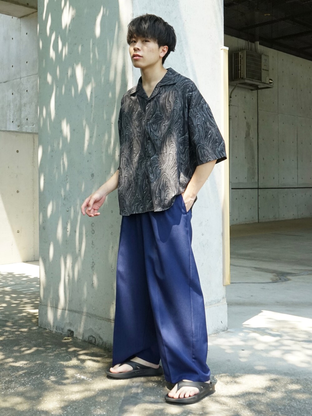 ブラック系のシャツ/ブラウス、ブルー系のスラックス、ブラック系のサンダルを着用したメンズの夏コーディネートの2枚目の写真