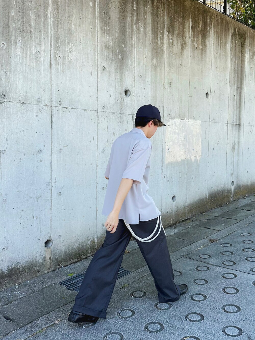 ベージュ系のシャツ/ブラウス、グレー系のスラックス、ブラック系のローファーを着用したメンズの夏コーディネートの3枚目の写真