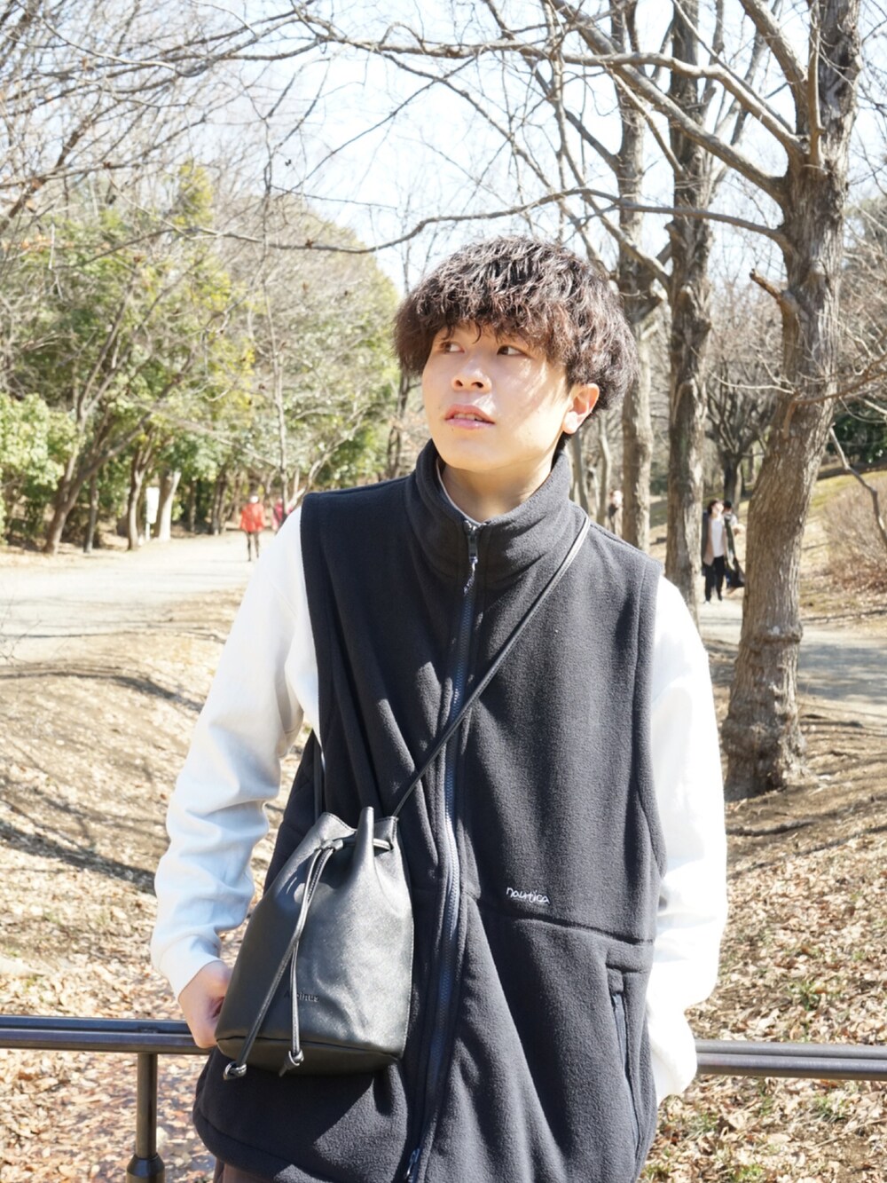 ブルー系のその他アウター、グレー系のスウェットパンツ、ブラック系のショルダーバッグを着用したメンズの春コーディネートの3枚目の写真