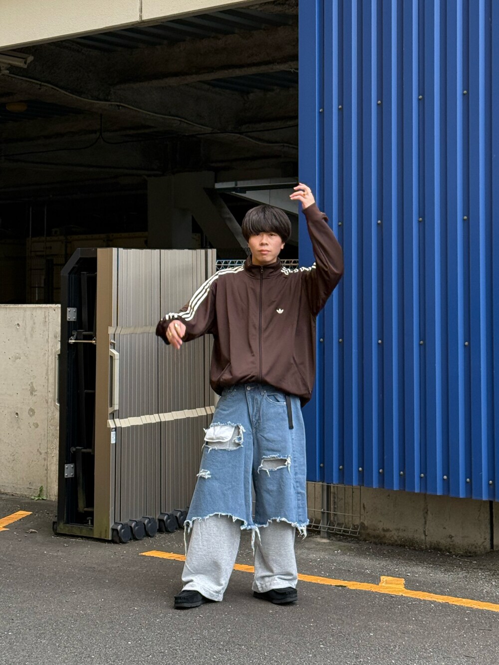 ブラウン系のジャージ、グレー系のスウェットパンツ、ブラック系のその他シューズを着用したメンズの秋コーディネートの3枚目の写真