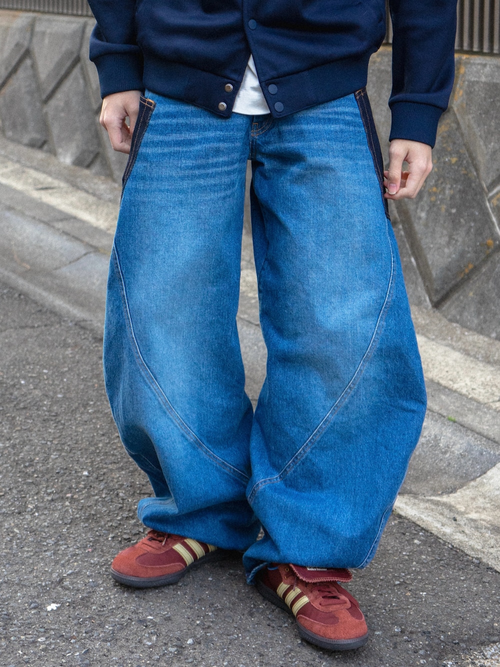 ブルー系のジャージ、その他のTシャツ/カットソー、ブルー系のデニムパンツを着用したメンズの春コーディネートの5枚目の写真