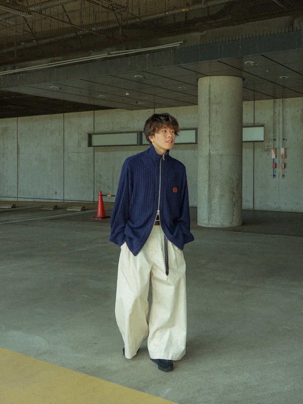 ブルー系のカーディガン/ボレロ、ホワイト系のその他パンツ、ブラック系のその他シューズを着用したメンズの秋コーディネートの3枚目の写真