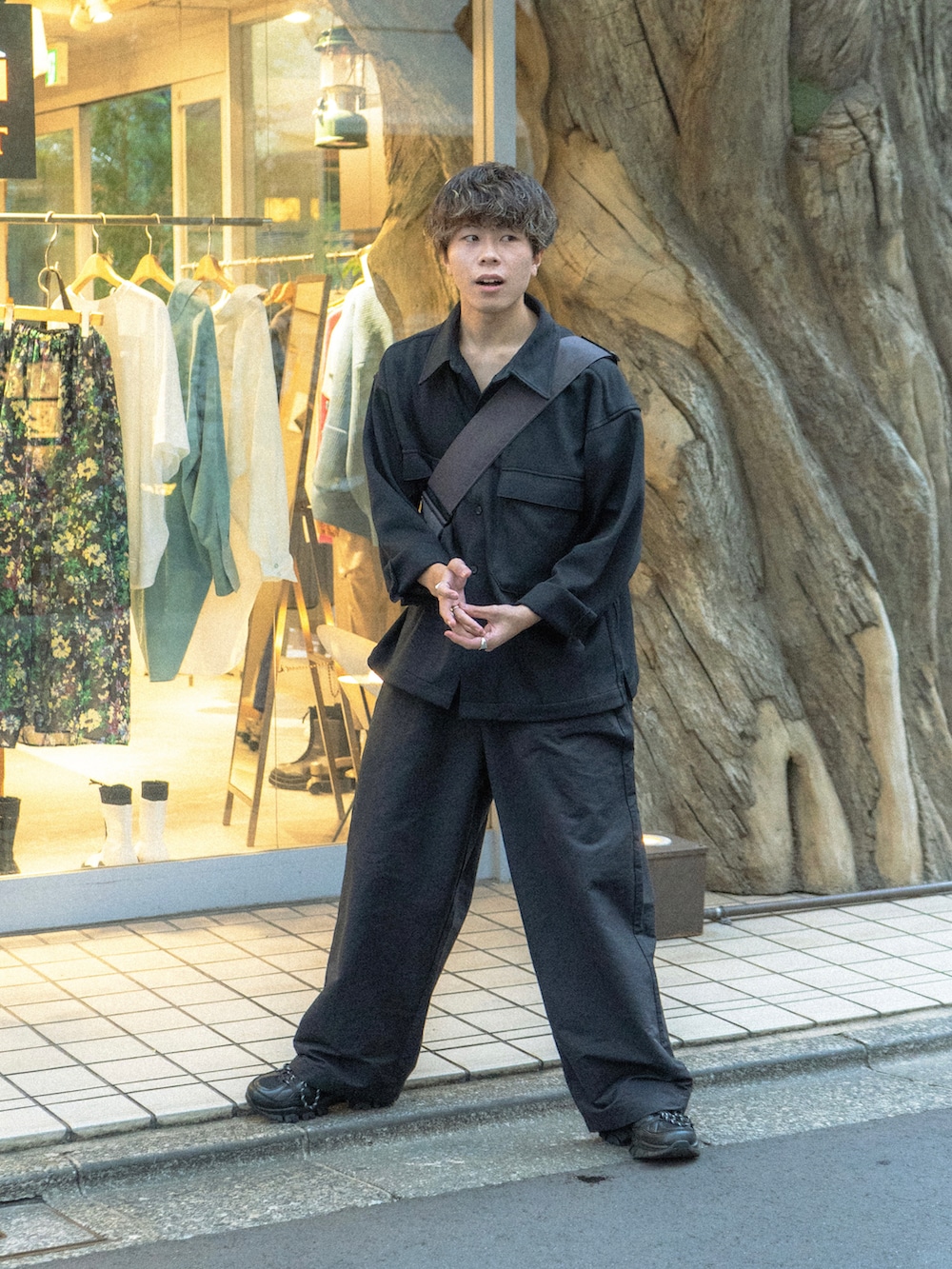 ブラック系のその他アウター、ブラック系のその他パンツ、グレー系のショルダーバッグを着用したメンズの秋コーディネートの2枚目の写真