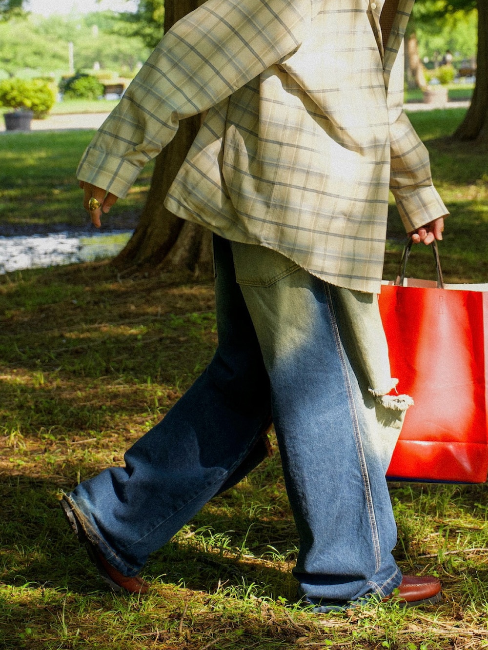 ベージュ系のシャツ/ブラウス、ブラウン系のタンクトップ、ブルー系のデニムパンツを着用したメンズの夏コーディネートの3枚目の写真