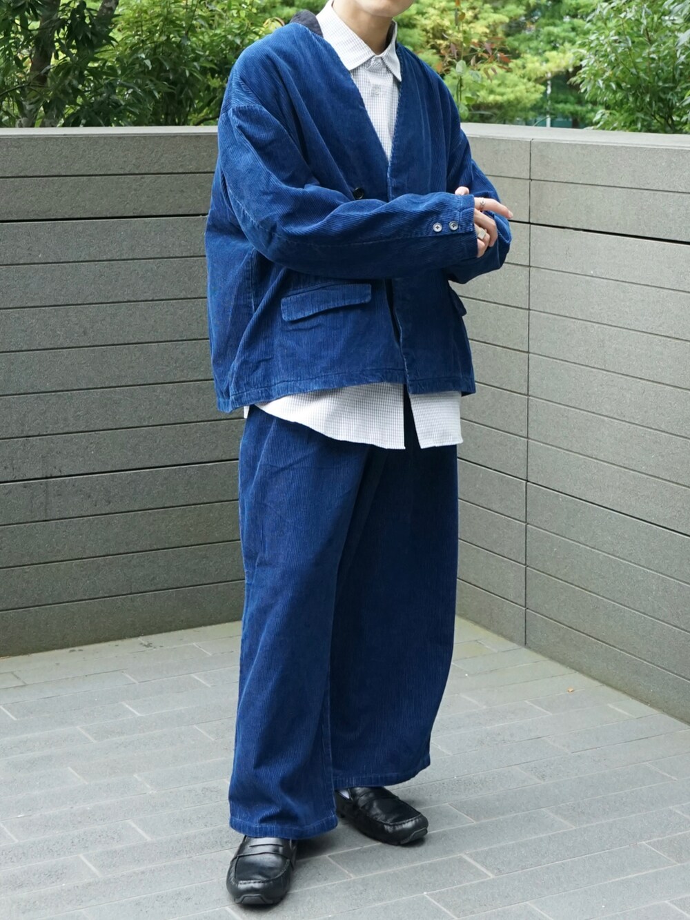 ブルー系のテーラードジャケット、ブラック系のシャツ/ブラウス、ブルー系のスラックスを着用したメンズの秋コーディネートの4枚目の写真