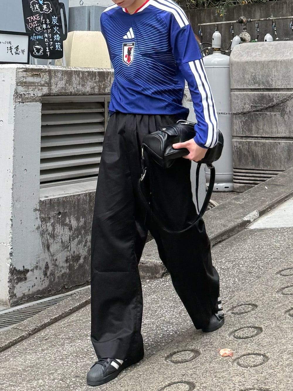 ブルー系のTシャツ/カットソー、ブラック系のその他パンツ、ブラック系のショルダーバッグを着用したメンズの夏コーディネートの5枚目の写真