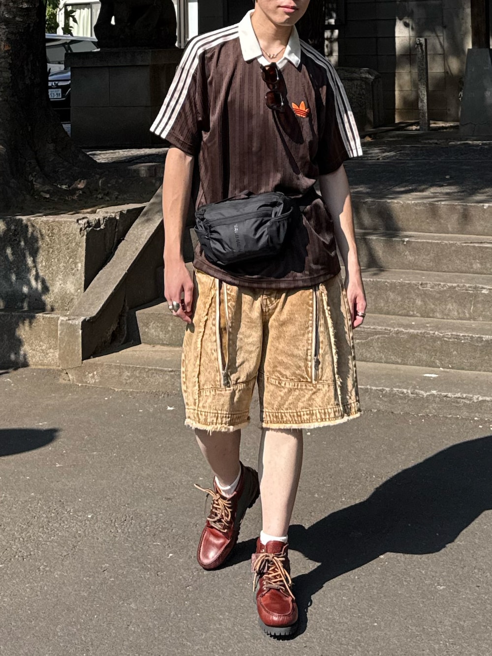 ブラウン系のTシャツ/カットソー、ベージュ系のその他パンツ、ブラック系のボディバッグ/ウエストポーチを着用したメンズの秋コーディネートの3枚目の写真
