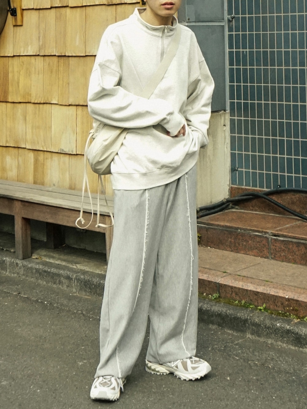 グレー系のスウェット、グレー系のスウェットパンツ、グレー系のスニーカーを着用したメンズの春コーディネートの5枚目の写真