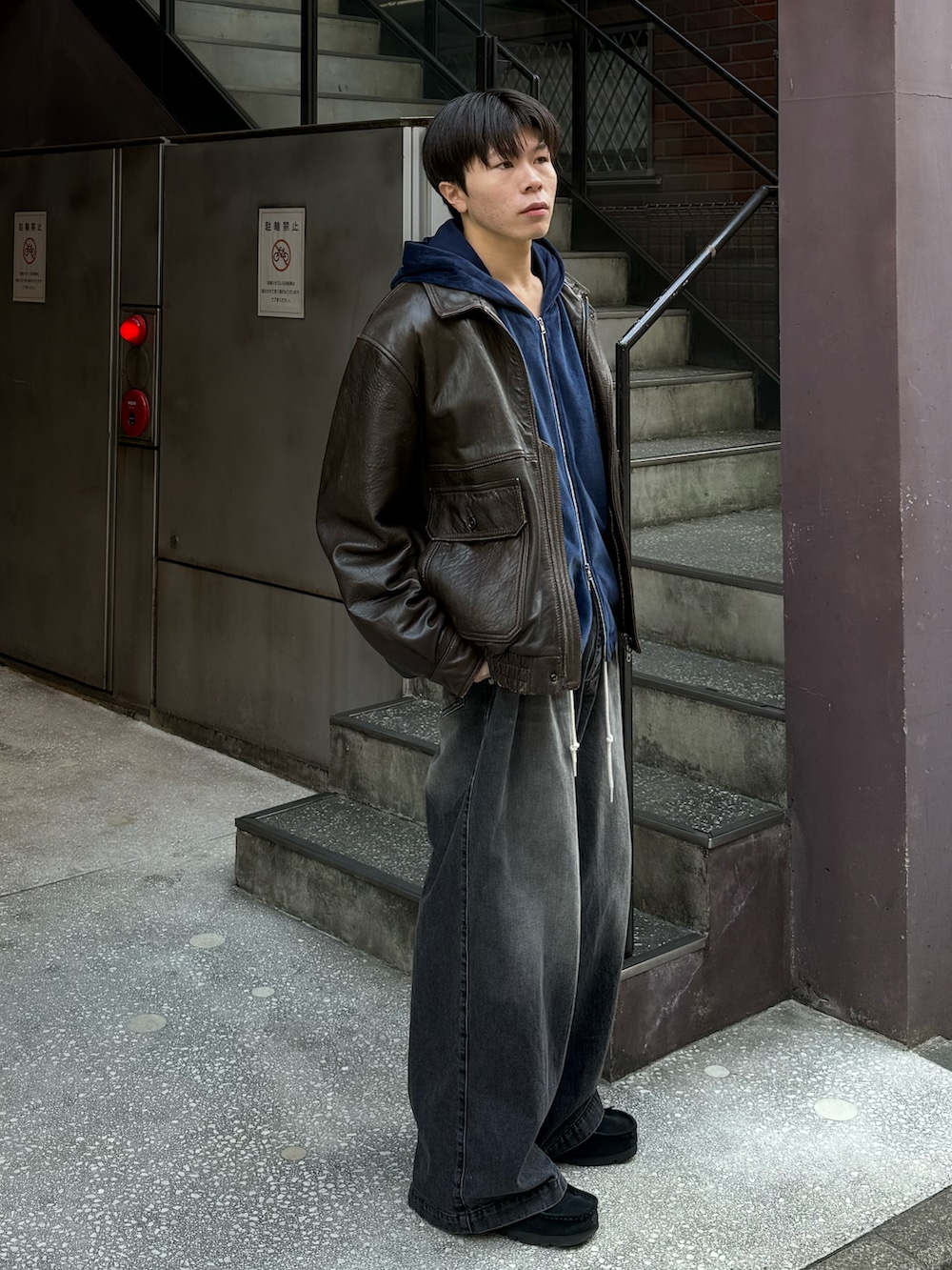 ブラック系のモカシン/デッキシューズ、ブラウン系のブルゾン、ブルー系のブルゾンを着用したメンズの冬コーディネートの3枚目の写真