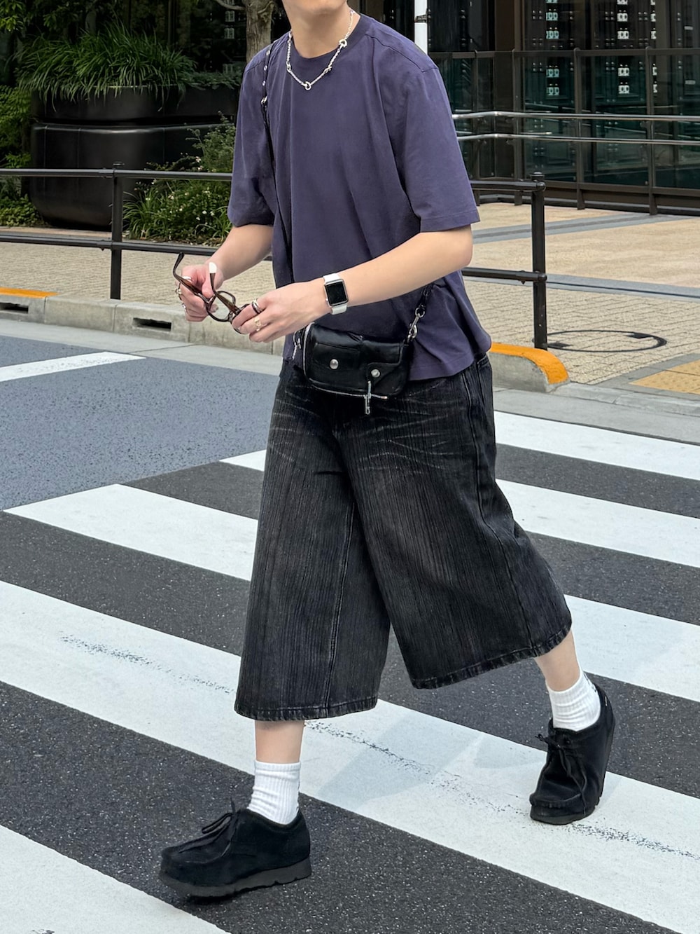 ブルー系のTシャツ/カットソー、グレー系のデニムパンツ、ブラック系のその他シューズを着用したメンズの夏コーディネートの5枚目の写真