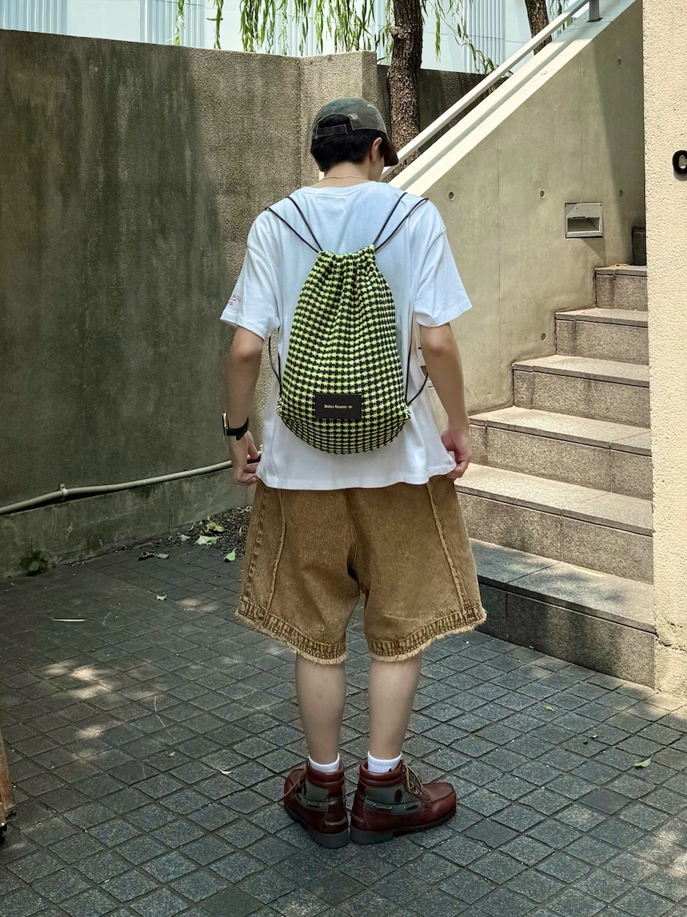 「夏ルックで気分アップ、夏コーデ、韓国ファッション、カラーコーデ、お出かけコーデ、フェススタイル、休日スタイル、デニム、ロゴT、白Tシャツ、ハーフパンツ、キャップ、アウトドアスタイル、厚底シューズ」｜「SOLのアイテム（Tシャツ/カットソー、ホワイト系）」を使った、junさん（メンズ・171cm）の夏コーディネートの3枚目の写真