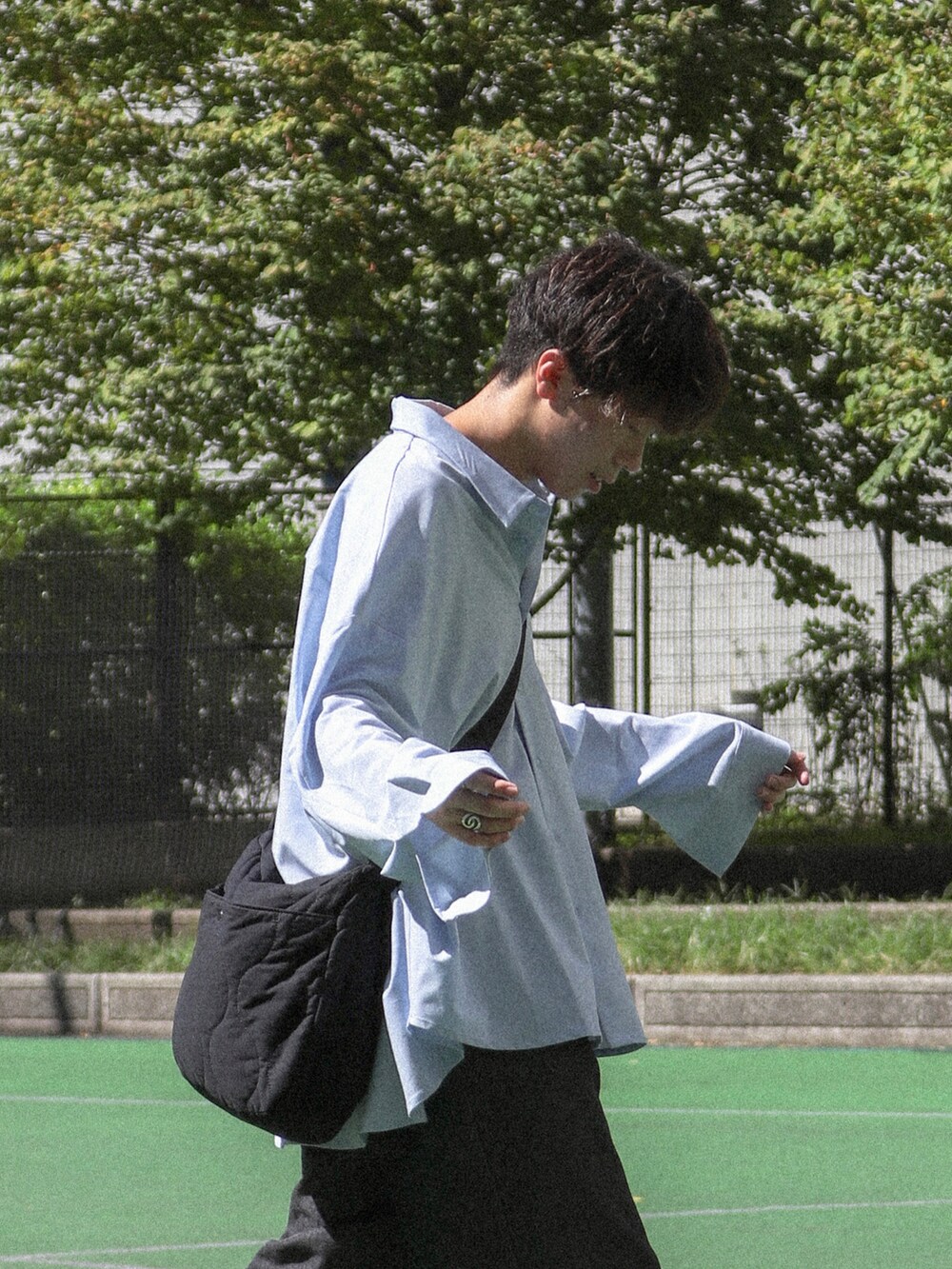 ブルー系のシャツ/ブラウス、グレー系のデニムパンツ、ブラック系のショルダーバッグを着用したメンズの秋コーディネートの4枚目の写真
