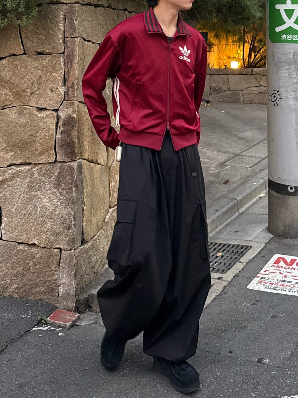 レッド系のその他トップス、ブラック系のカーゴパンツ、ブラック系のその他シューズを着用したメンズの秋コーディネートの5枚目の写真