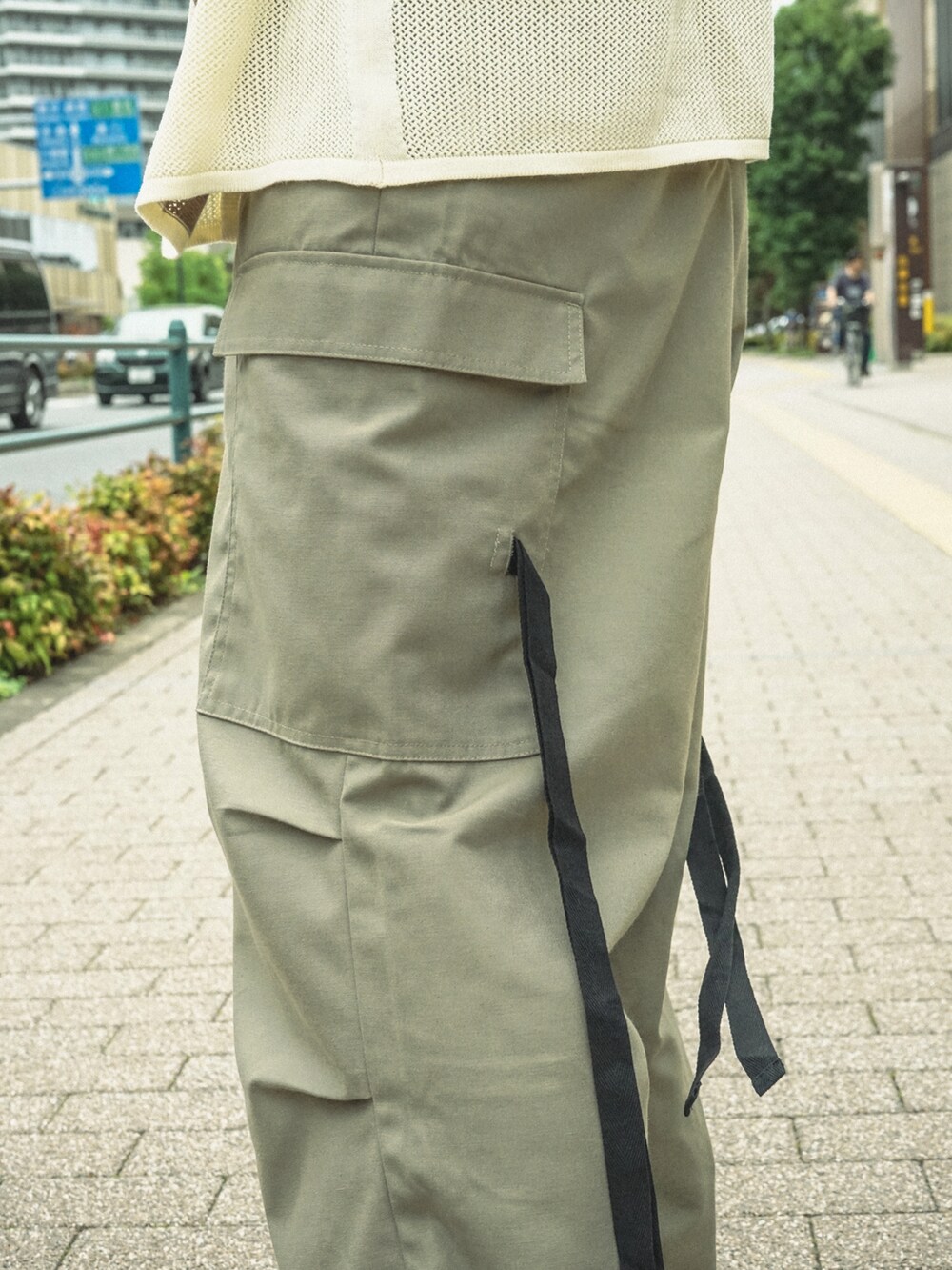 ホワイト系のシャツ/ブラウス、グリーン系のカーゴパンツ、ベージュ系のショルダーバッグを着用したメンズの夏コーディネートの4枚目の写真