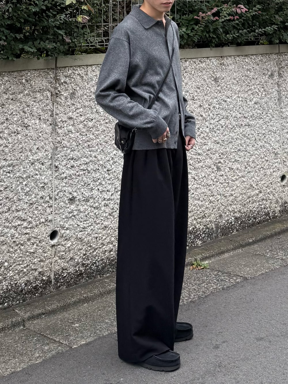 グレー系のシャツ/ブラウス、ブラック系のスラックス、ブラック系のモカシン/デッキシューズを着用したメンズの秋コーディネートの2枚目の写真