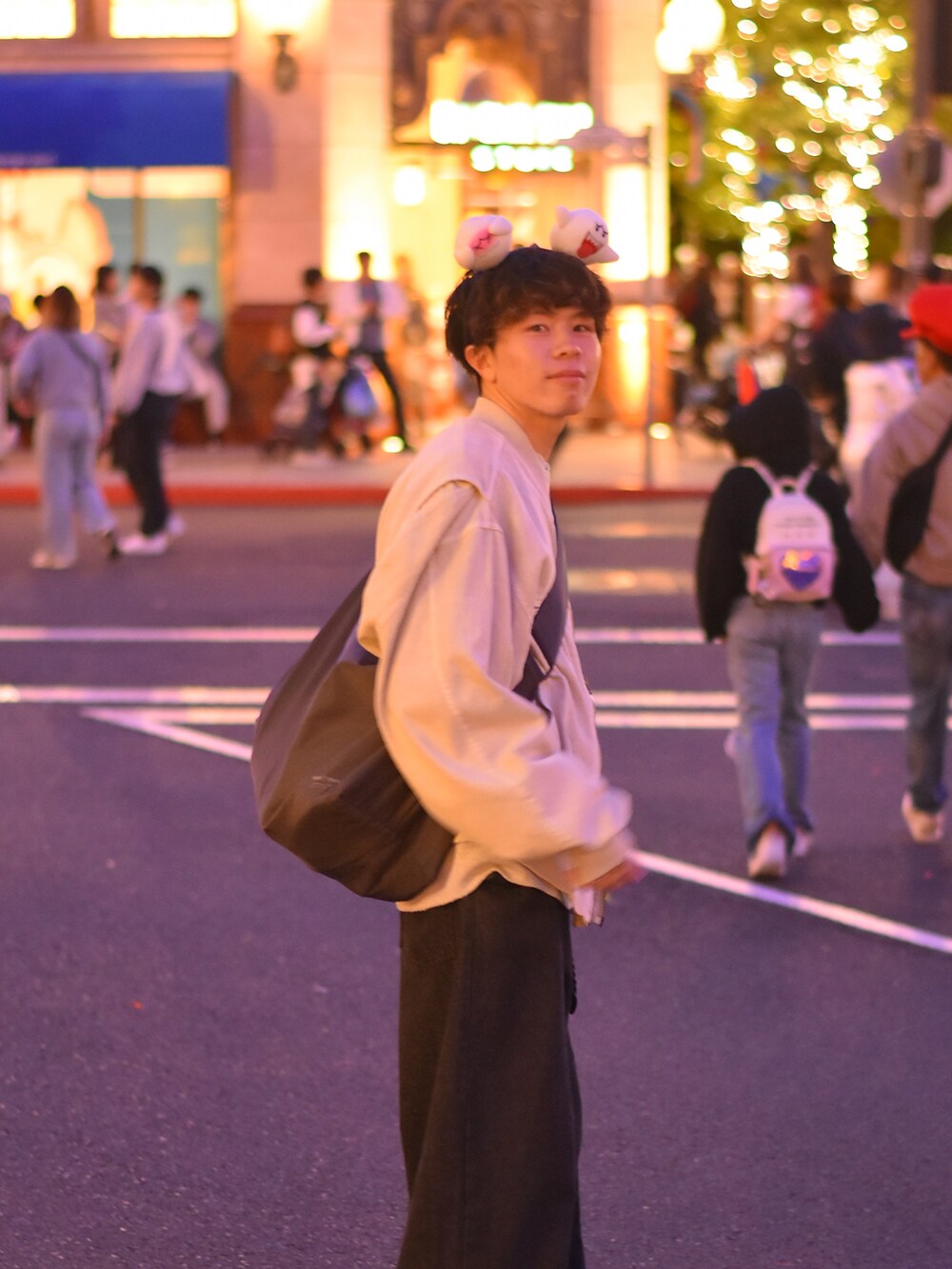 ホワイト系のブルゾン、ブラック系のデニムパンツ、グレー系のショルダーバッグを着用したメンズの秋コーディネートの3枚目の写真