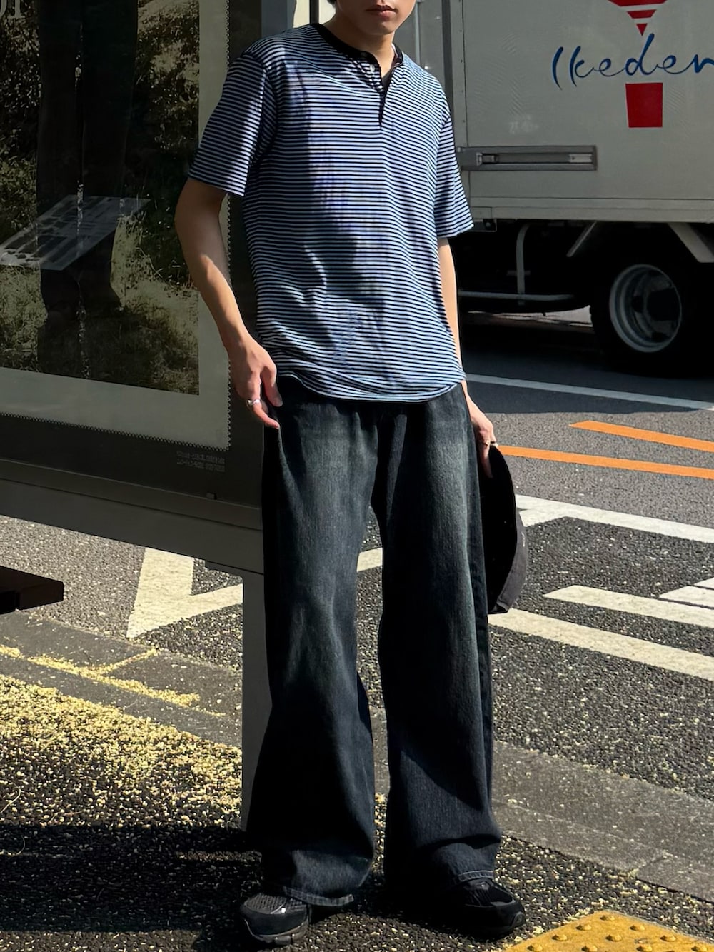 その他のTシャツ/カットソー、ブルー系のデニムパンツ、ブラック系のスニーカーを着用したメンズの夏コーディネートの5枚目の写真