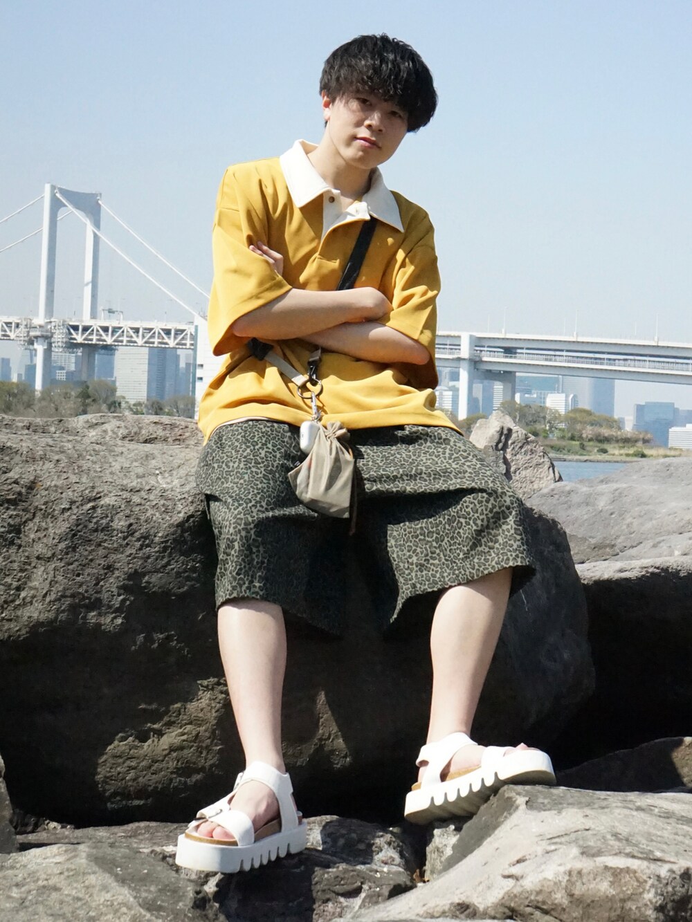 イエロー系のポロシャツ、グリーン系のその他パンツ、ホワイト系のサンダルを着用したメンズの春コーディネートの3枚目の写真