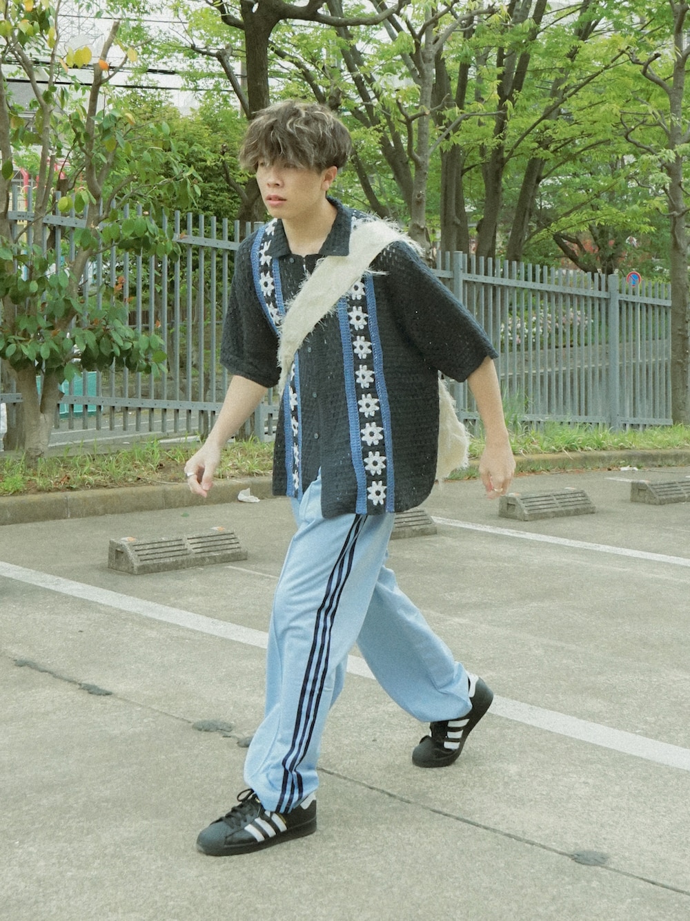 ブルー系のシャツ/ブラウス、ブルー系のその他パンツ、ホワイト系のショルダーバッグを着用したメンズの春コーディネートの2枚目の写真