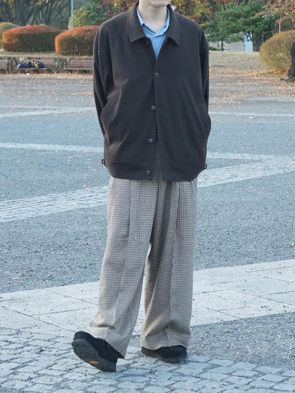 ブラウン系のブルゾン、ブルー系のシャツ/ブラウス、ベージュ系のスラックスを着用したメンズの秋コーディネートの5枚目の写真