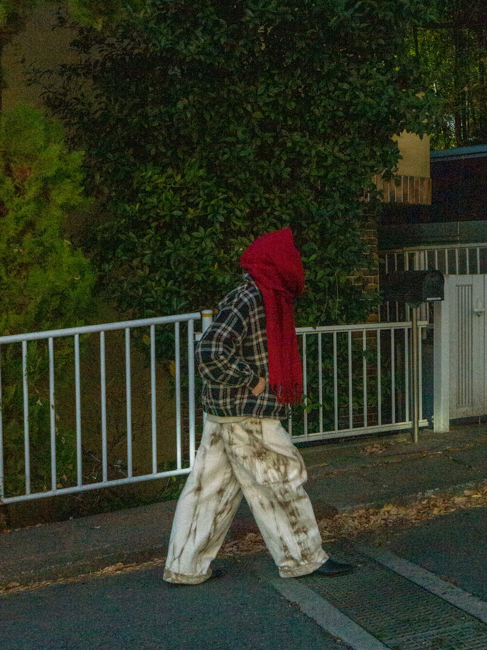 ブラック系のブルゾン、ベージュ系のその他パンツ、ホワイト系のスウェットを着用したメンズの冬コーディネートの4枚目の写真