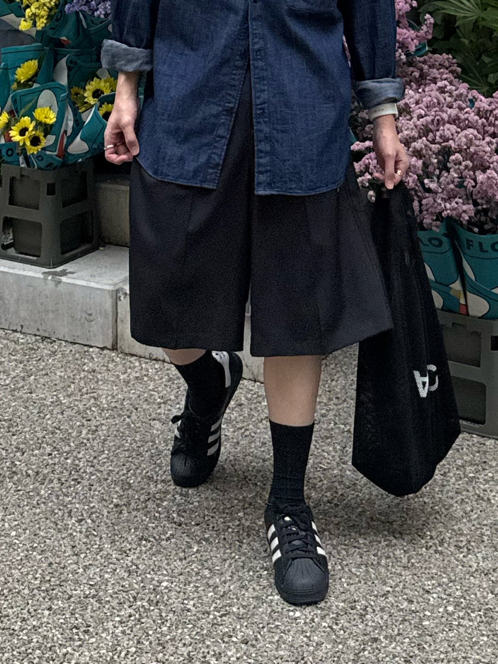 ブルー系のシャツ/ブラウス、ブラック系のその他パンツ、ブラック系のショルダーバッグを着用したメンズの夏コーディネートの4枚目の写真