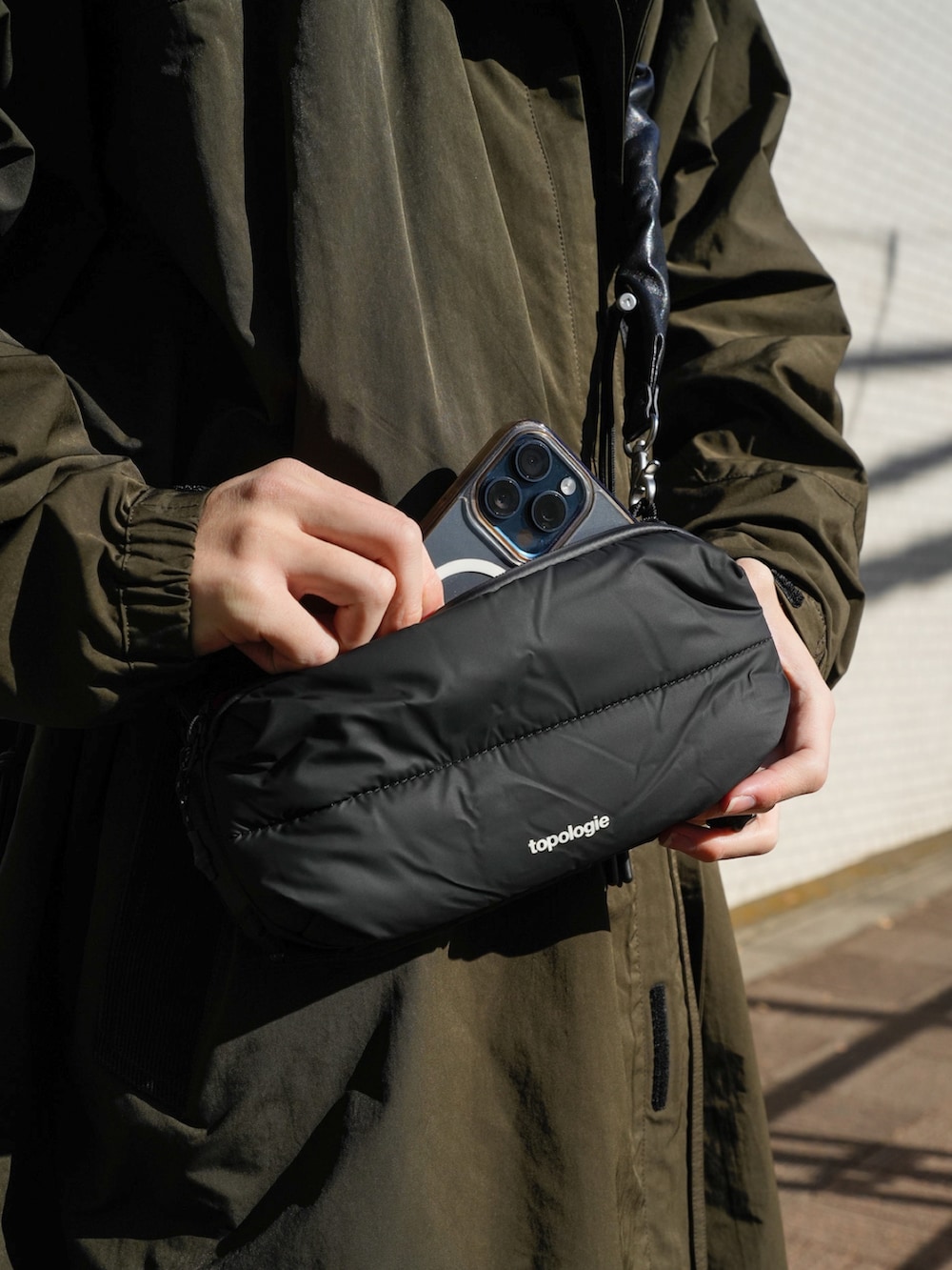 ブラック系のスウェット、ブラック系のショルダーバッグ、ブラック系のスウェットパンツを着用したメンズの冬コーディネートの3枚目の写真