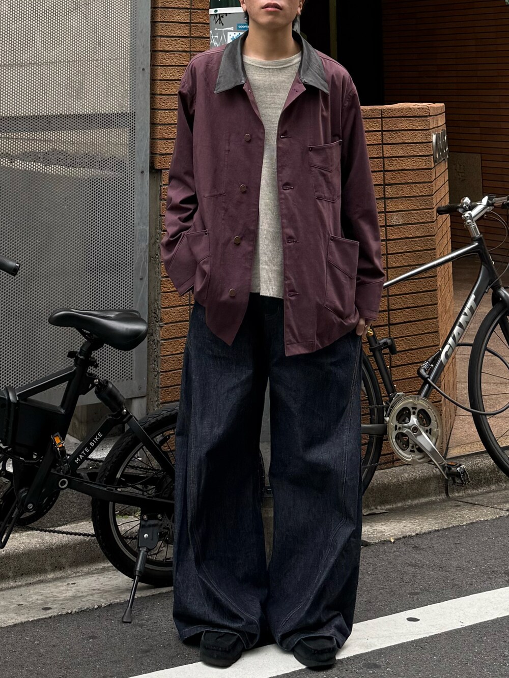 グレー系のTシャツ/カットソー、ブルー系のデニムパンツ、ブラック系のモカシン/デッキシューズを着用したメンズの秋コーディネートの4枚目の写真