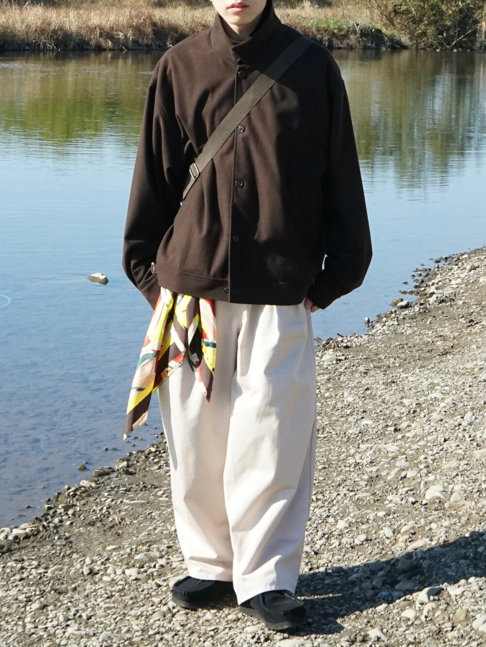 ブラウン系のブルゾン、ベージュ系のその他パンツ、ブラック系のその他シューズを着用したメンズの冬コーディネートの5枚目の写真