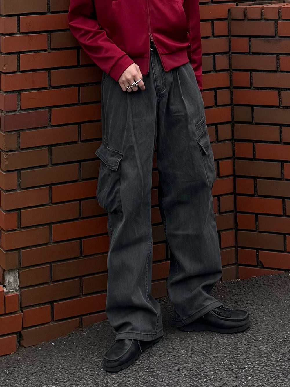 レッド系のその他トップス、その他のその他パンツ、ブラック系のブーツを着用したメンズの春コーディネートの3枚目の写真