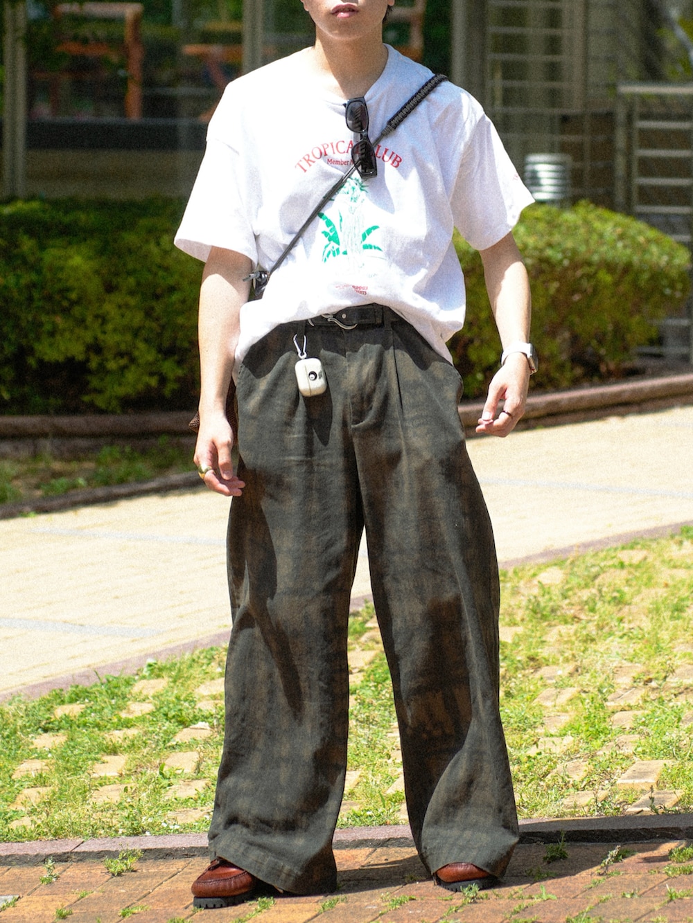 ホワイト系のTシャツ/カットソー、グリーン系のその他パンツ、ブラウン系のショルダーバッグを着用したメンズの夏コーディネートの5枚目の写真