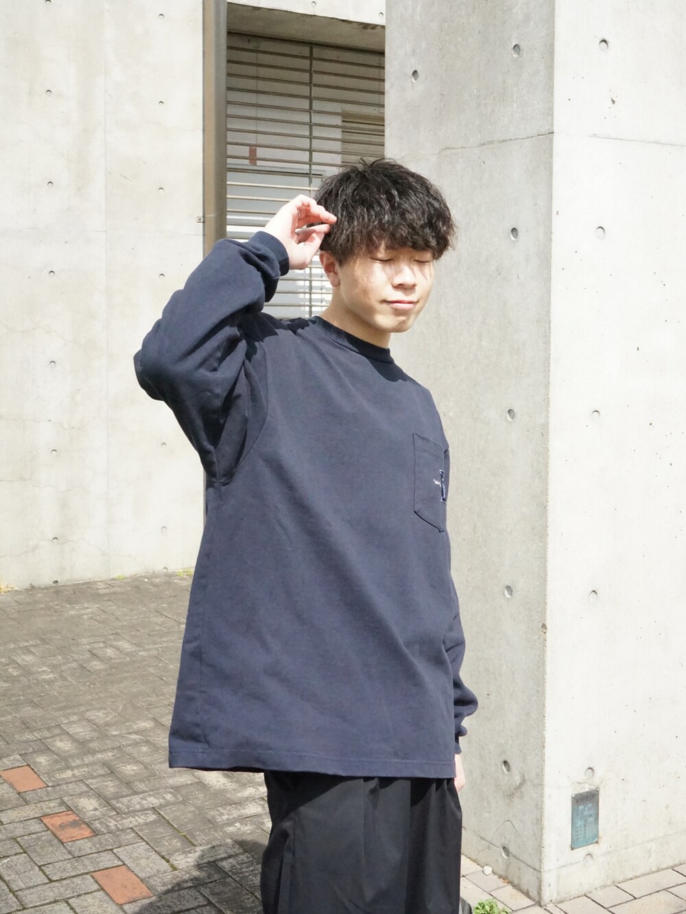 ブルー系のTシャツ/カットソー、ブラック系のその他パンツ、グレー系のトートバッグを着用したメンズの春コーディネートの4枚目の写真