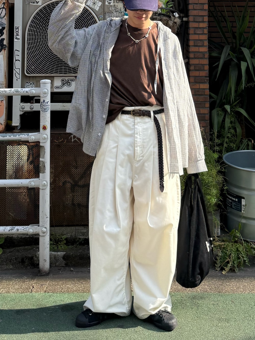 ホワイト系のシャツ/ブラウス、ブラウン系のTシャツ/カットソー、ホワイト系のその他パンツを着用したメンズの春コーディネートの5枚目の写真