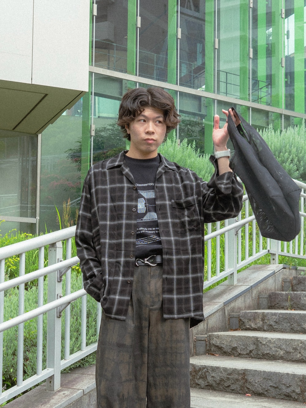ブラック系のシャツ/ブラウス、その他のTシャツ/カットソー、グリーン系のその他パンツを着用したメンズの夏コーディネートの3枚目の写真